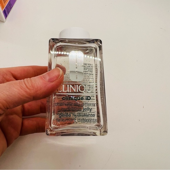 NWT Clinique Dramatically Different Hydrating Jelly 115 ml with pump - Picture 7 of 14